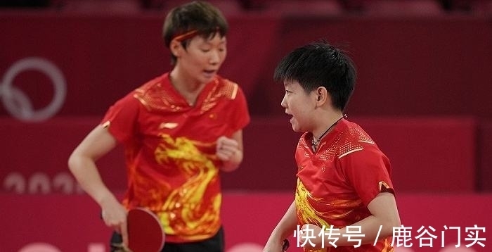 在推动篮球 在推动篮球